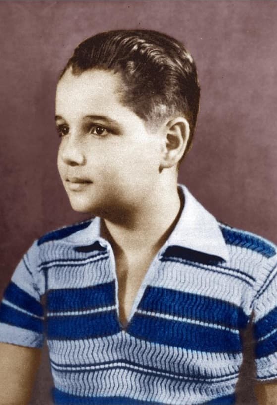 Roberto Carlos Braga nació el 19 de abril de 1941 en el estado de Espírito Santo, Brasil, y desde muy pequeño demostró sus grandes dotes musicales. A los seis años fue atropellado por una locomotora y perdió parte de la pierna derecha, por debajo de la rodilla, desde ese momento usa una prótesis.