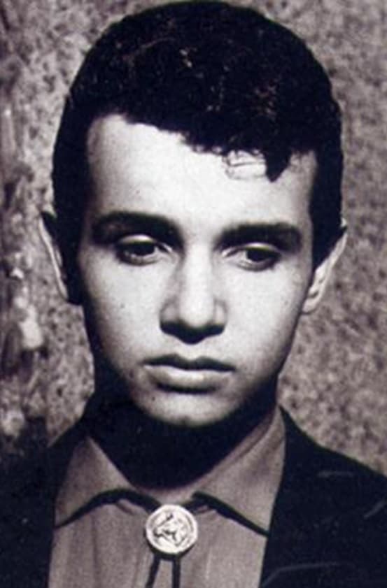 A los nueve años de edad cantó para la radio de su país, y sus primeros pasos en la música los dedicó a la interpretación del género bossa nova.