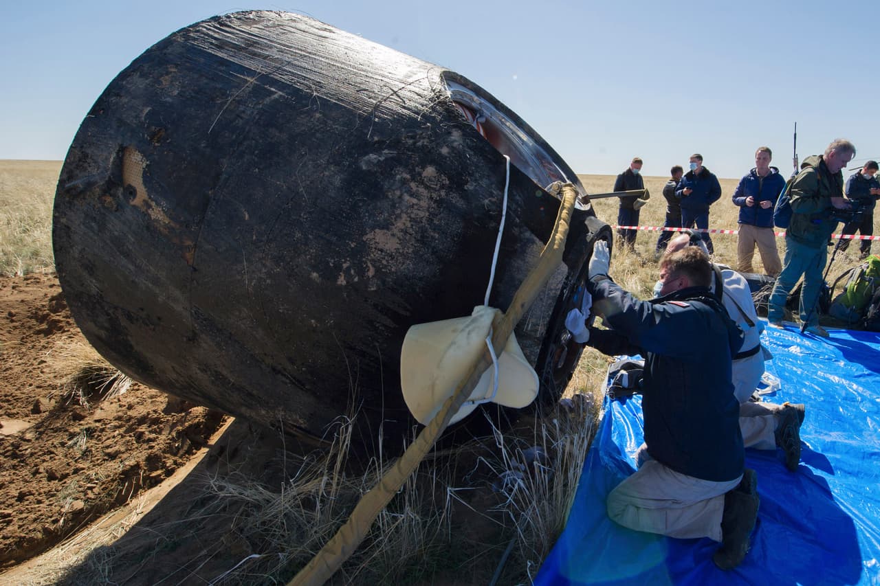 La tripulación, dos estadounidenses y un ruso, ha aterrizado con seguridad después de más de 200 días en el espacio.