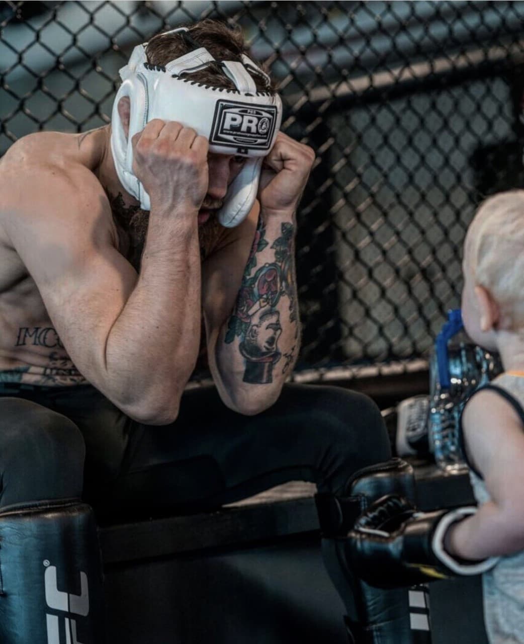 Se pueden observar claramente tres figuras como lo son el caballero, la espada y un rosal con un un reloj que marca las 3:35.