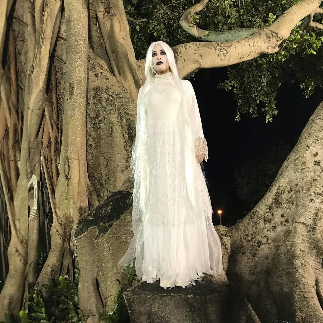 Algunos de los atuendos de Karla y su familia han sido fantasmagóricos.