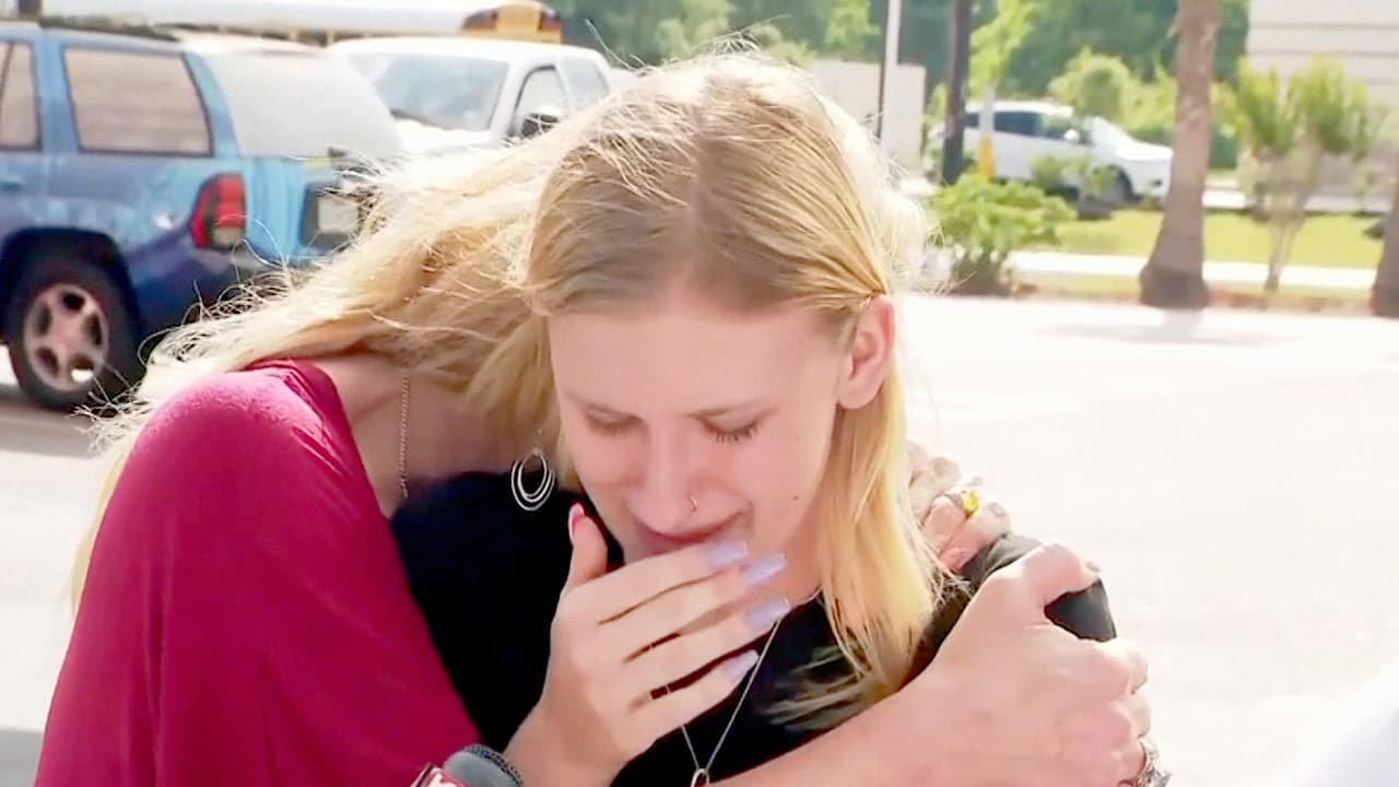Familiares de los estudiantes cerca de la secundaria.