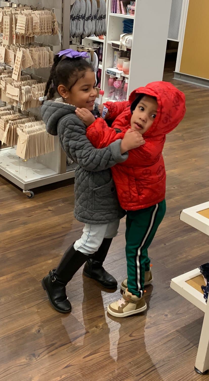 Miembros de la familia identificaron a las víctimas como la esposa de Severino, Ruth Reyes Severino, y sus hijos Eurianny, de 5 años, y Eury, de 2 años.
<br>