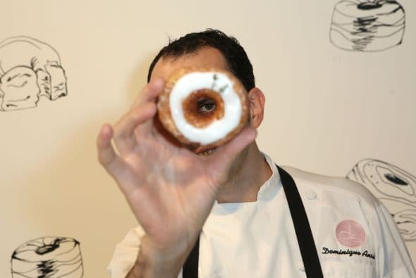 El es el chef Dominique Ansel y su famosa invención, el Cronut