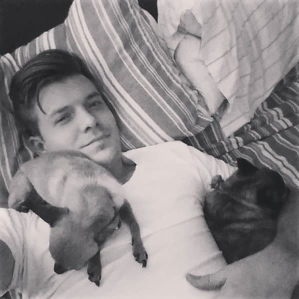 Se les relacionó en el 2009, ellos se conocieron en las grabaciones de la telenovela 'Camaleones', en donde los dos participaban. Sin embargo el actor negó haber tenido una relación sentimental con la cantante.