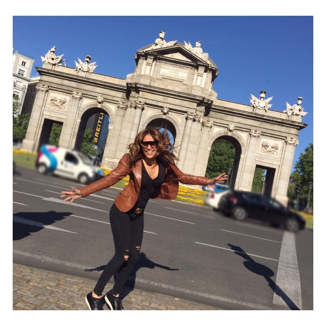 Karla Martínez tiene la fortuna de haber viajado en repetidas ocasiones al antiguo continente. Espectaculares fotos se tomó cuando estuvo en España junto a sus hijas Antonella y Michaella.
<br>