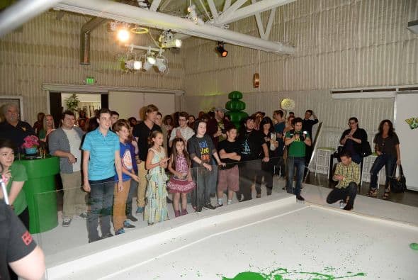 El divertido Yoshi ofreció una fiesta súper divertida que llenó de color el día mientra decoraban el gigantesco huevo ícono del nuevo juego del personaje. ¡Así bautizaron el videojuego!