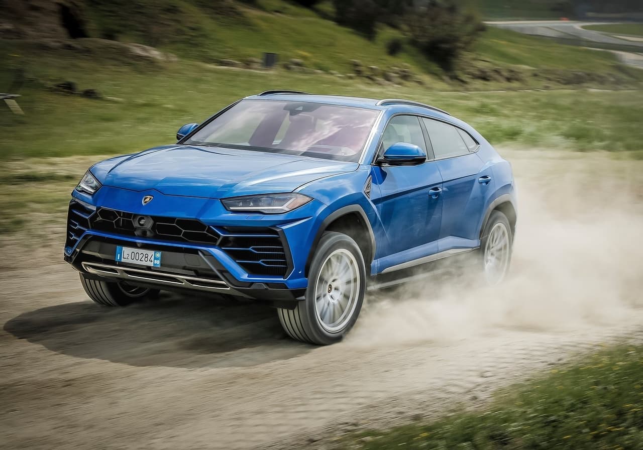 Con capacidad para acelerar de
<b>0 a 60 mph (98 km/h) en 3.5 segundos</b> y alcanzar una
<b>velocidad máxima de 190 mph (305 km/h)</b>, la Urus es la SUV más rápida del mundo.