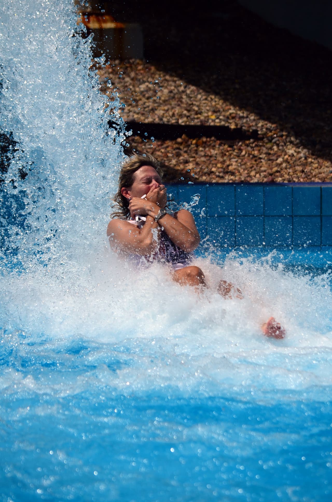 Y sienta lo que es caer junto a 1,500 galones de agua