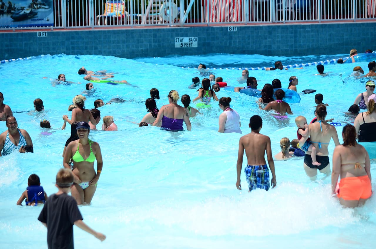 Pero recuerde, si va a la alberca de olas, use flotadores si no es buen nadador o lleva menores