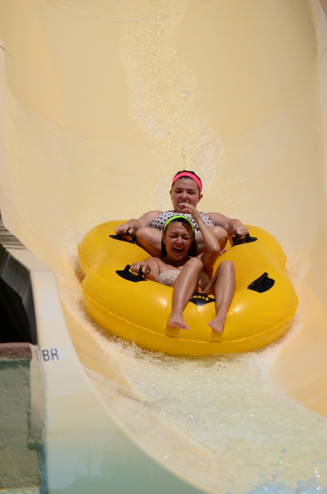 El Blue Rides viajas en parejas y desciendes por un tobogán de 350pies de largo