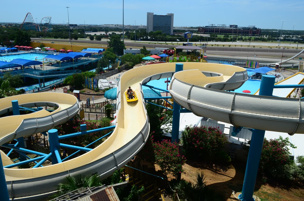 Desde lo alto la vista es espectacular y puedes ver Six Flags y los estadios de béisbol y fútbol americano