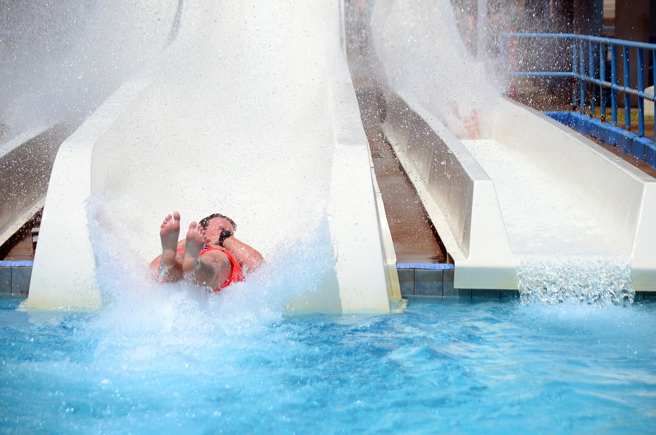 Aquí mismo encuentras el Dive Bomber en el que la resbaladilla básicamente está casi vertical