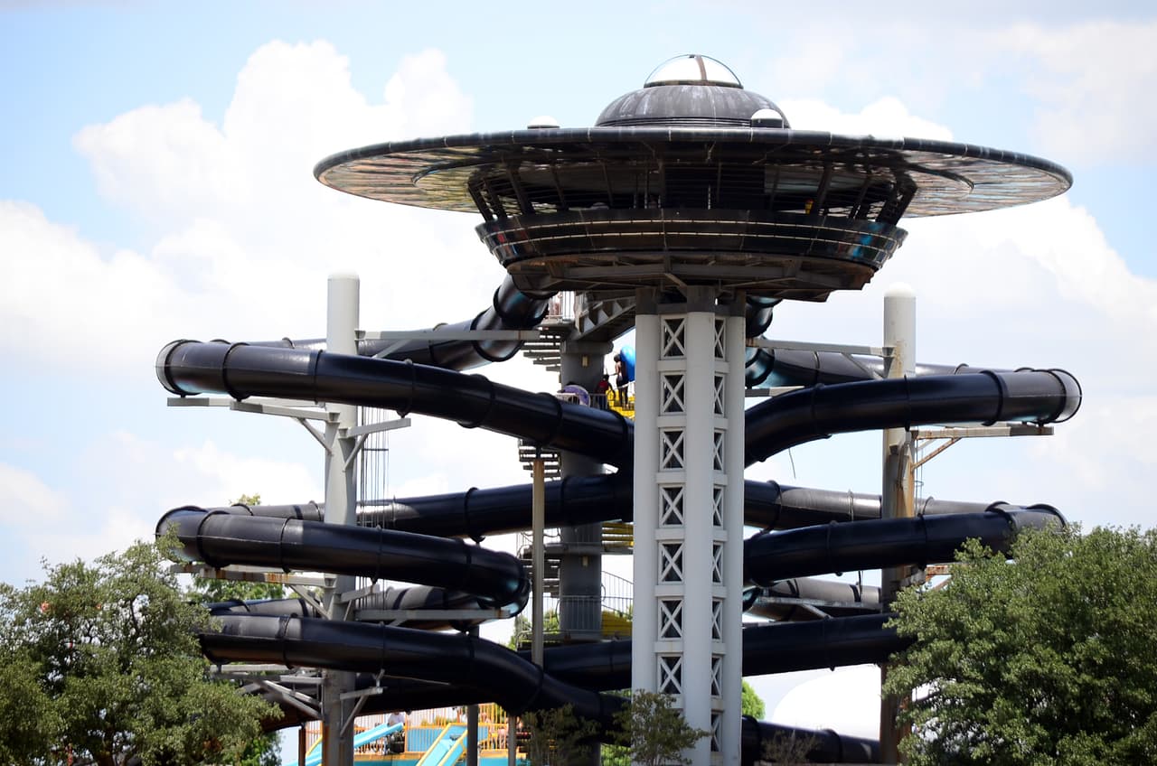 Identifican al joven de 16 años que murió tras un tiroteo afuera del parque acuático Hurricane Harbor 