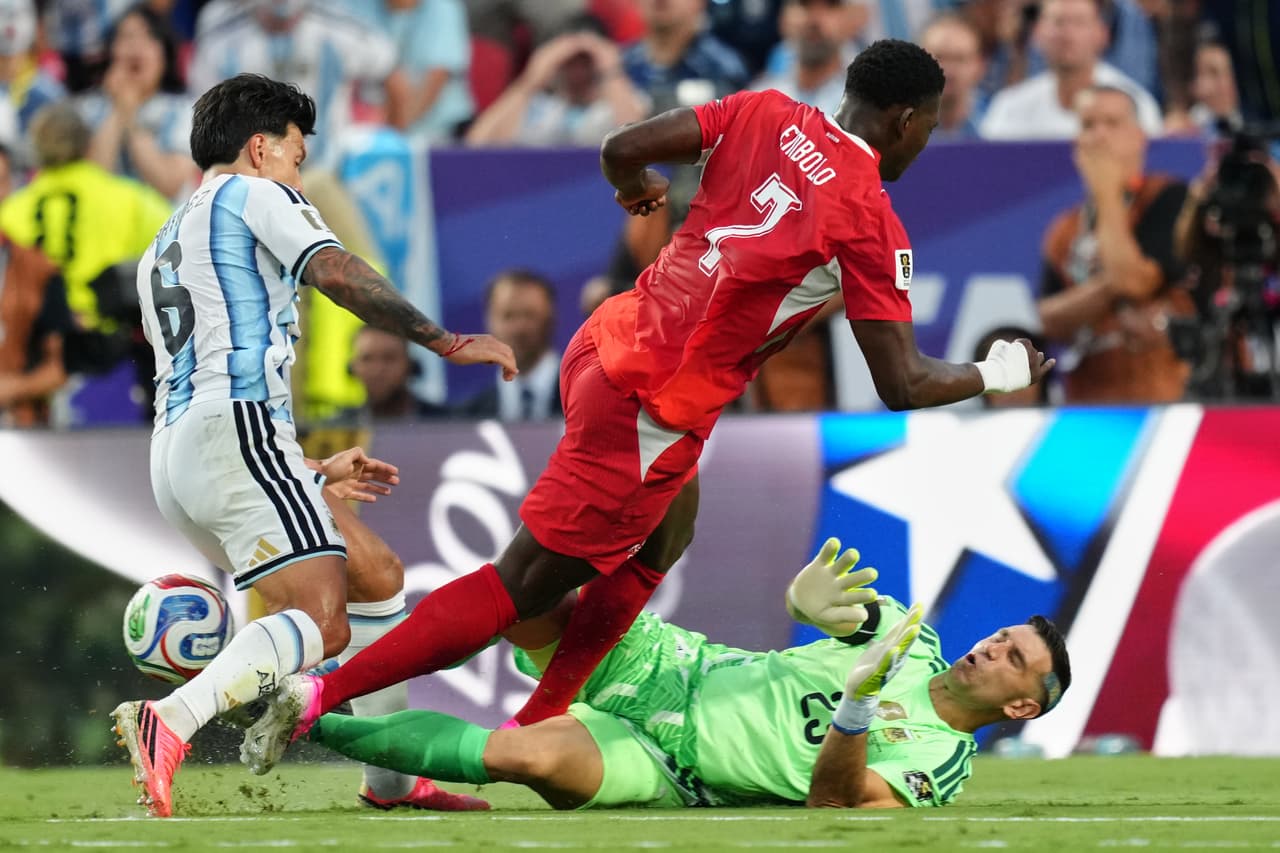 El portero argentino Emiliano Martínez (23) bloquea un disparo de Breel Embolo (7) de Suiza durante el partido de cuartos de final de la Copa Mundial de Fútbol entre Argentina y Suiza en Kansas City, Missouri, el sábado 11 de julio de 2026.