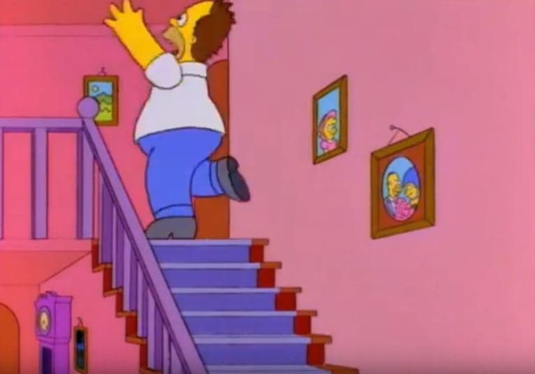 Es precisamente cuando Marge le comunica que está embarazada por segunda vez, ahora de Lisa, que Homero grita y sube asustado por las escaleras. En esa escena se puede ver una foto de la pequeña intelectual de la familia.
<br>