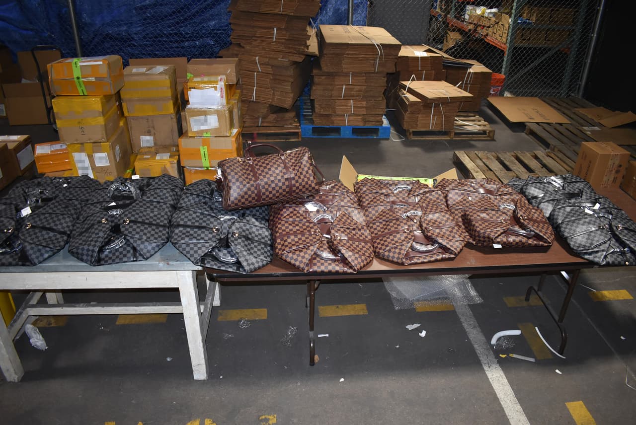 Funcionarios confiscan más de $ 130,000 en bolsos de diseñador falsificados  provenientes de Hong Kong