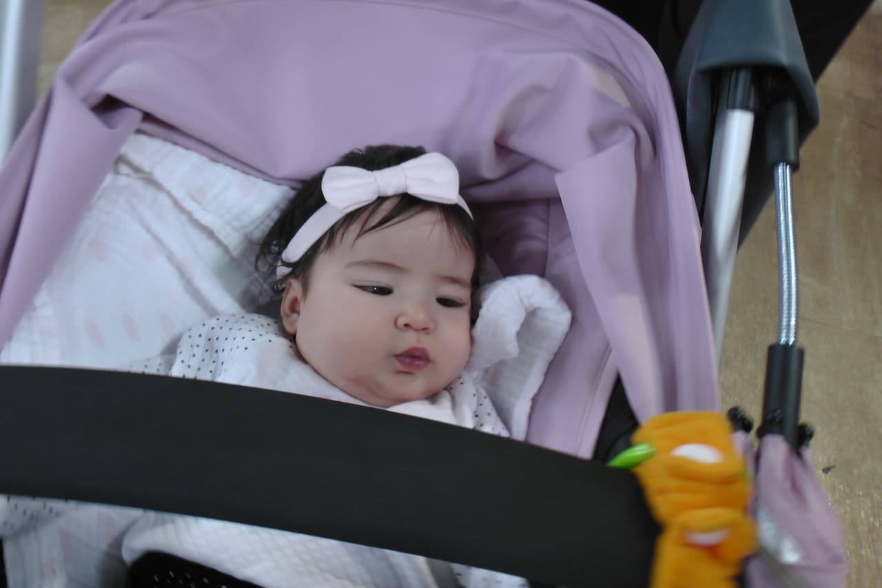 Mientras mami trabaja, Giulietta se divierte con sus juguetes.