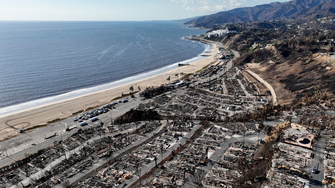 Algunas playas de Los Ángeles cierran indefinidamente por residuos tóxicos de incendios
