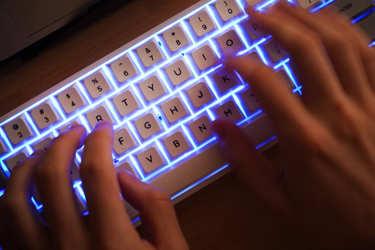 Para calcular cuánto dinero le llegará según sus dependientes y entradas anuales, visite la página 
<a href="https://www.ftb.ca.gov/about-ftb/newsroom/middle-class-tax-refund/middle-class-tax-refund-estimator.html" target="_blank">del FTB de California. </a>