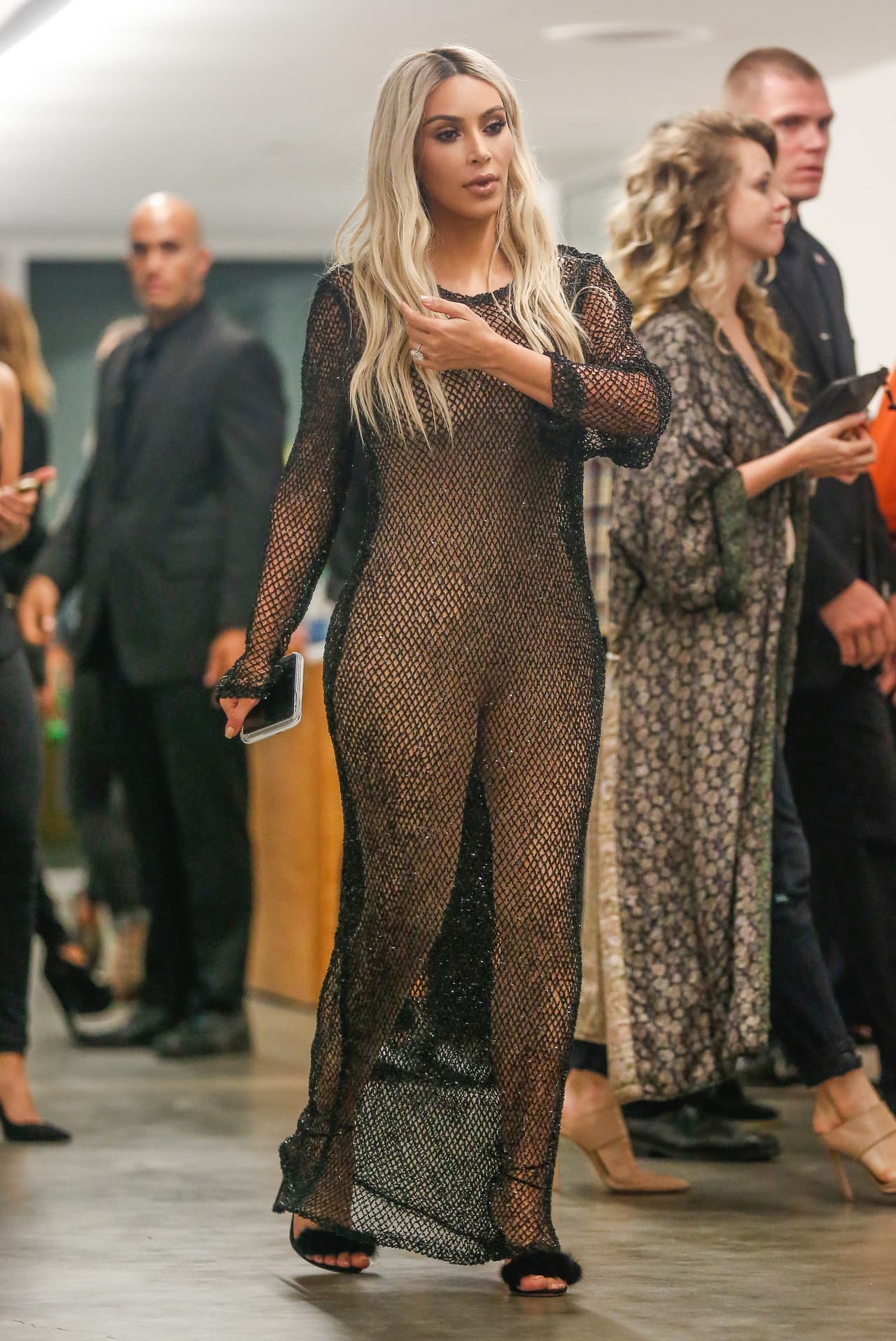 La estrella de TV se enfundó en un vestido transparente para tan importante evento.