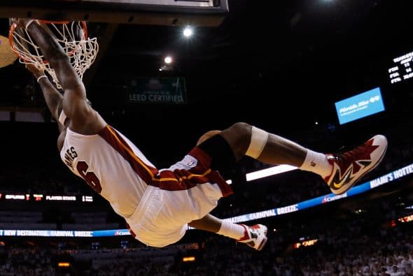 Nos despedimos con este espectacular clavada de LeBron James.