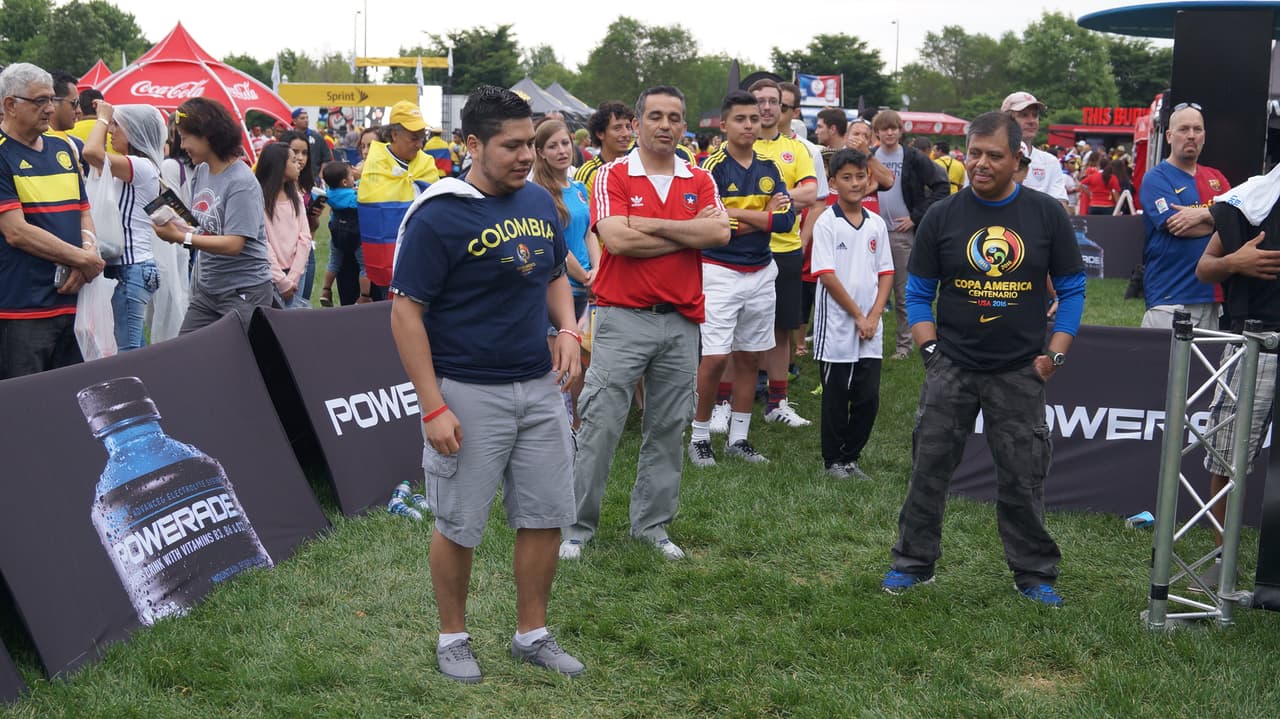 Aficionados colombianos y chilenos se dieron cita en el Soldier Field de Chicago para animar a sus selecciones.