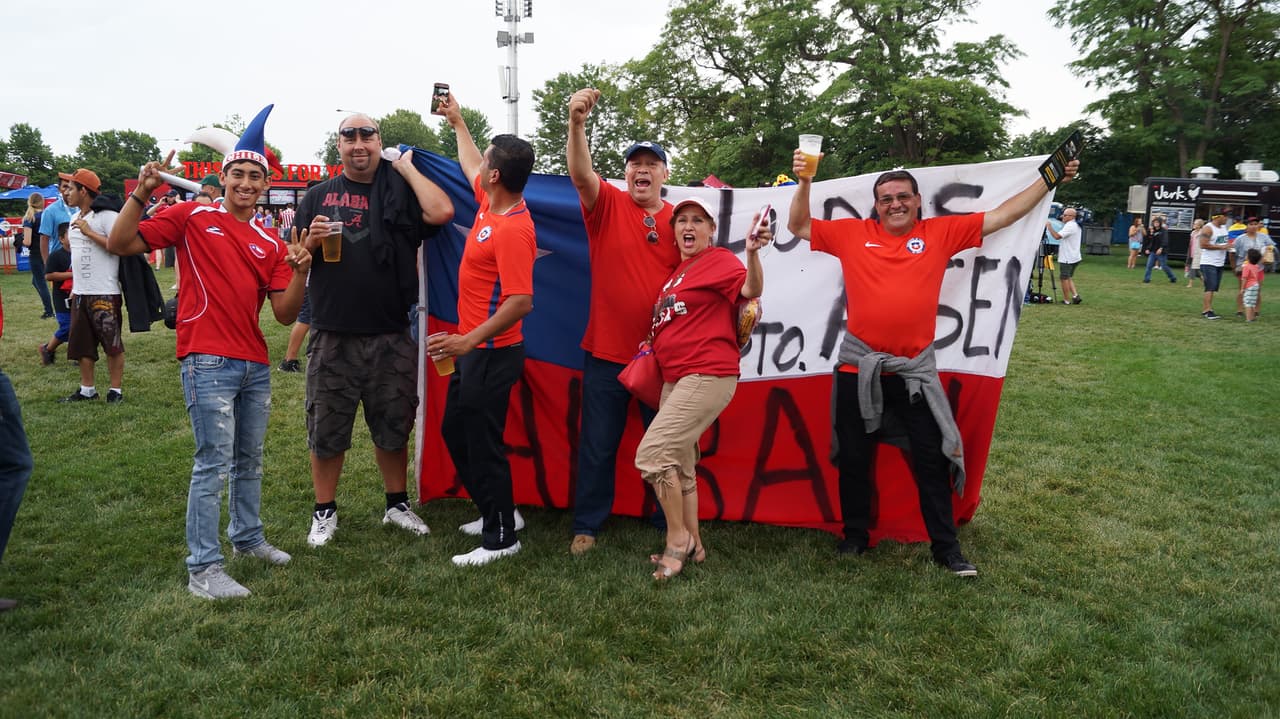 Aficionados colombianos y chilenos se dieron cita en el Soldier Field de Chicago para animar a sus selecciones.