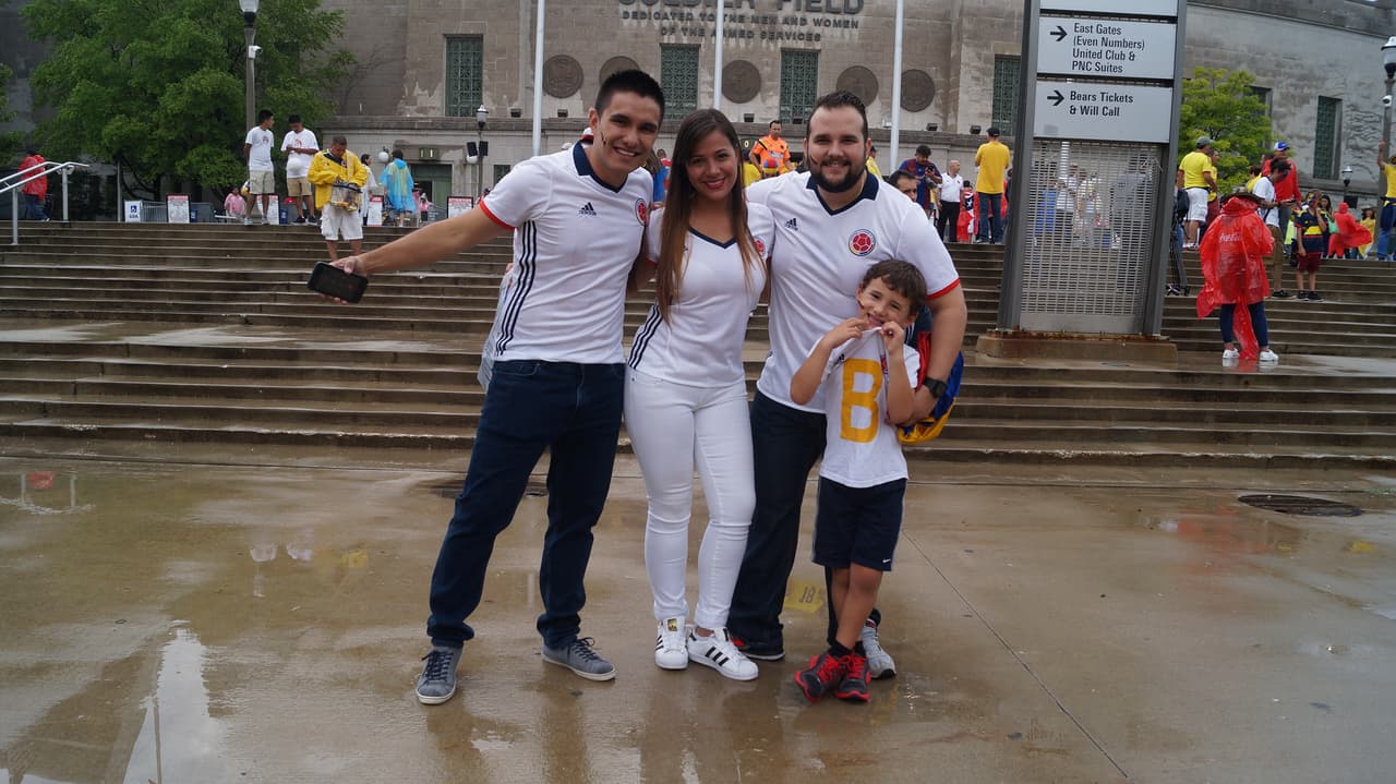 Aficionados colombianos y chilenos se dieron cita en el Soldier Field de Chicago para animar a sus selecciones.