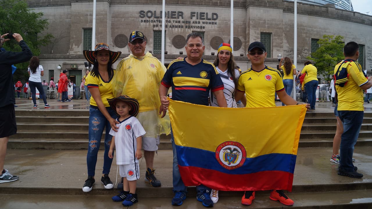 Aficionados colombianos y chilenos se dieron cita en el Soldier Field de Chicago para animar a sus selecciones.