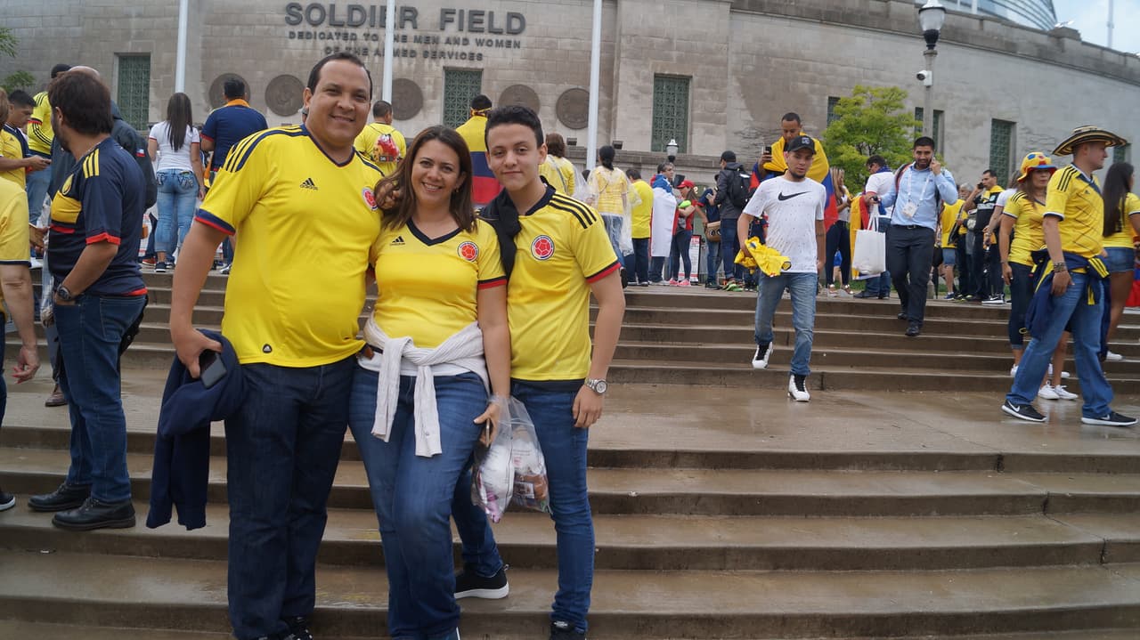 Aficionados colombianos y chilenos se dieron cita en el Soldier Field de Chicago para animar a sus selecciones.
