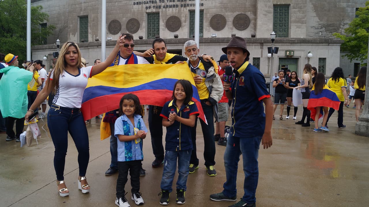 Aficionados colombianos y chilenos se dieron cita en el Soldier Field de Chicago para animar a sus selecciones.