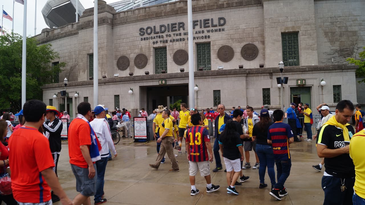 Aficionados colombianos y chilenos se dieron cita en el Soldier Field de Chicago para animar a sus selecciones.
