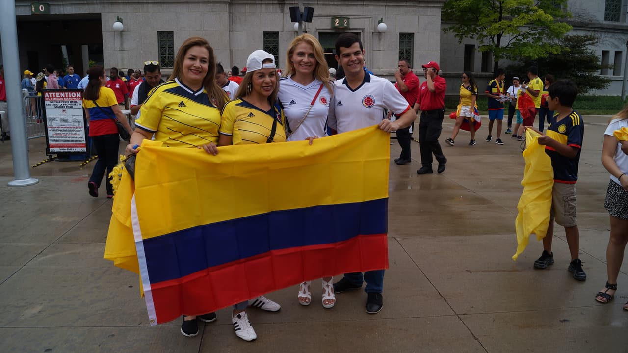 Aficionados colombianos y chilenos se dieron cita en el Soldier Field de Chicago para animar a sus selecciones.