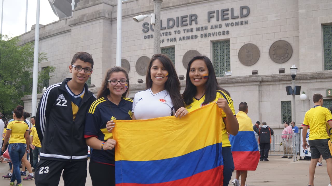 Aficionados colombianos y chilenos se dieron cita en el Soldier Field de Chicago para animar a sus selecciones.