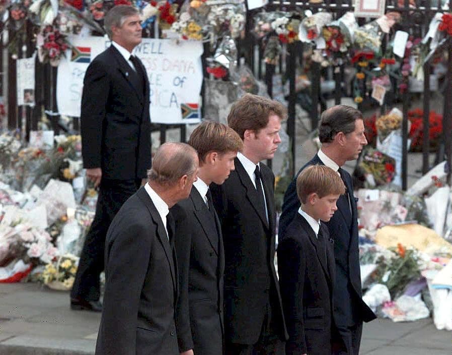 <b>Funeral de la princesa Diana</b>. El príncipe Felipe junto a su familia durante la despedida a la princesa de Gales.