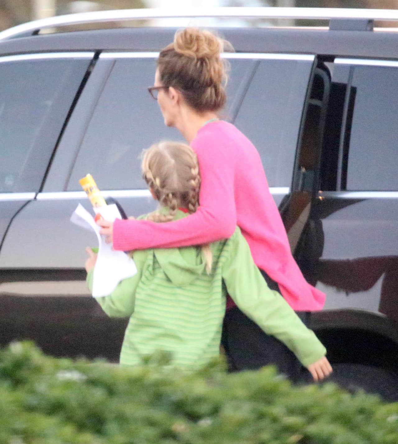 Abrazándola, la llevó rápidamente hasta la sala de urgencias.