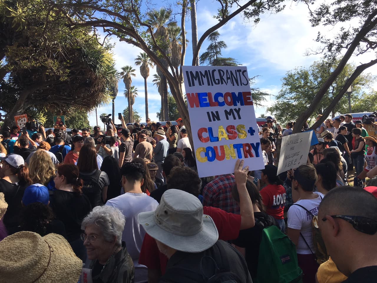 "Inmigrantes bienvenidos en mi país y mi clase", reza una pancarta en Los Ángeles.