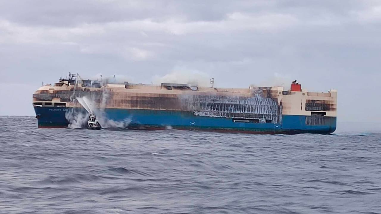 El Felicity Ace tiene 656 píes de largo y puede transportar más 17,000 toneladas métricas de carga, de acuerdo con AP.
<br>