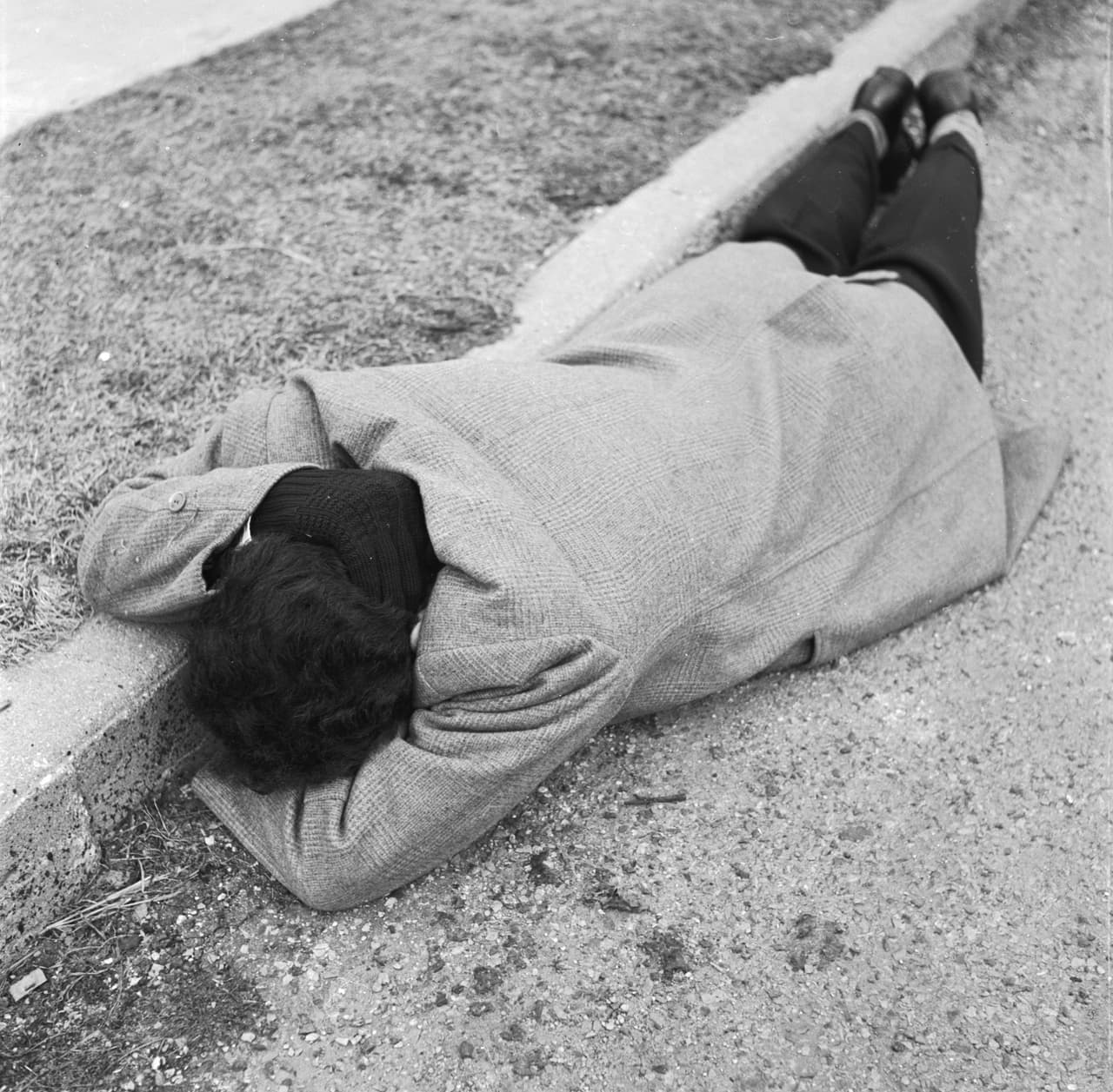 <b>7.</b> "
<b>Cúbrase detrás de cualquier cosa </b>que le pueda ofrecer protección. Lo mejor es tenderse sobre el suelo y taparse la cabeza".