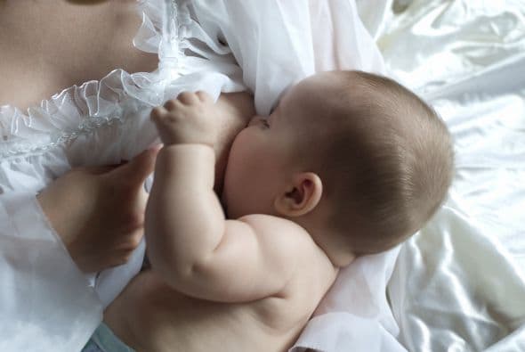 Y así debatir la posibilidad de colocar al bebé en el pecho ‘right after birth’, enfatiza la experta.