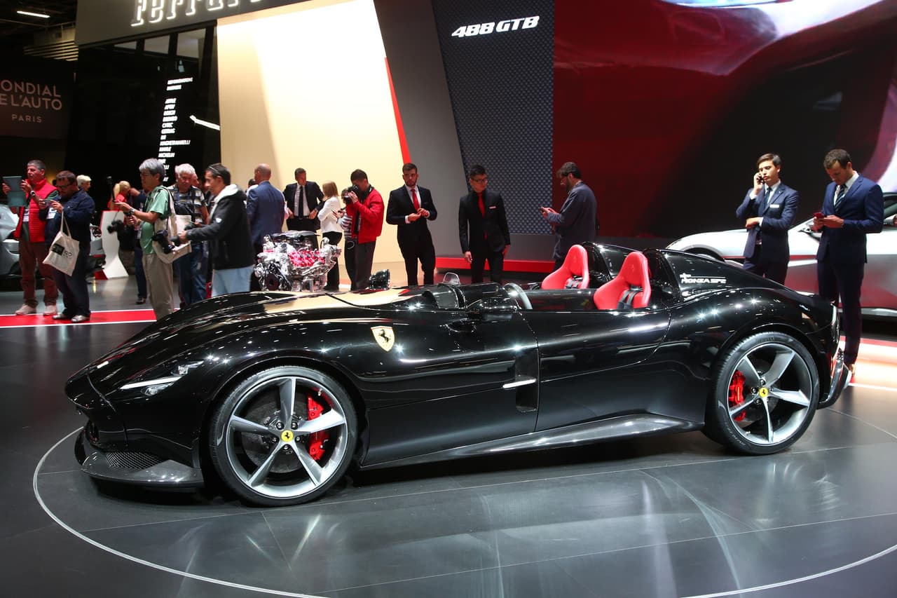 Para tener una mayor sensación de estar directamente conectado con la historia, Ferrari colaboró con dos compañías de lujo, Loro Piana y Berluti, en la creación de una selección de indumentaria y accesorios especialmente para los clientes del Monza SP2.