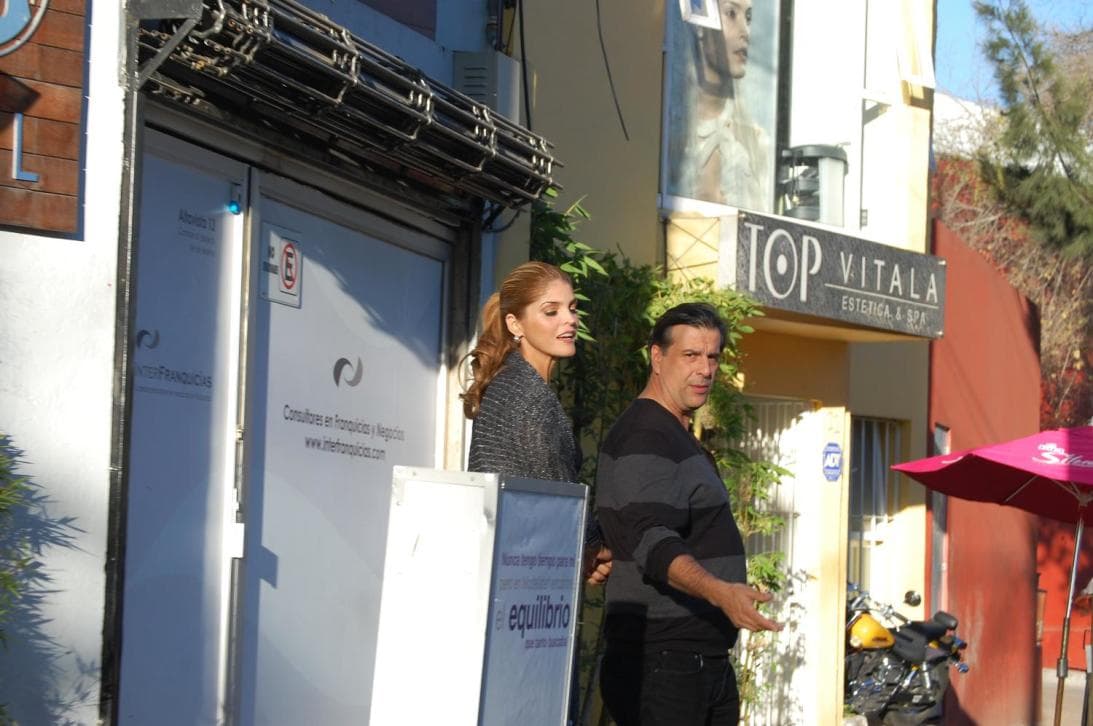 El romance explotó mediáticamente solo tres meses después del
<b> <a href="https://www.univision.com/entretenimiento/las-ultimas-horas-de-mariana-levy-la-picara-sonadora-dijo-me-voy-a-desmayar-y-se-murio" target="_blank">fallecimiento de la hija de Talina Fernández. </a></b>
<br>