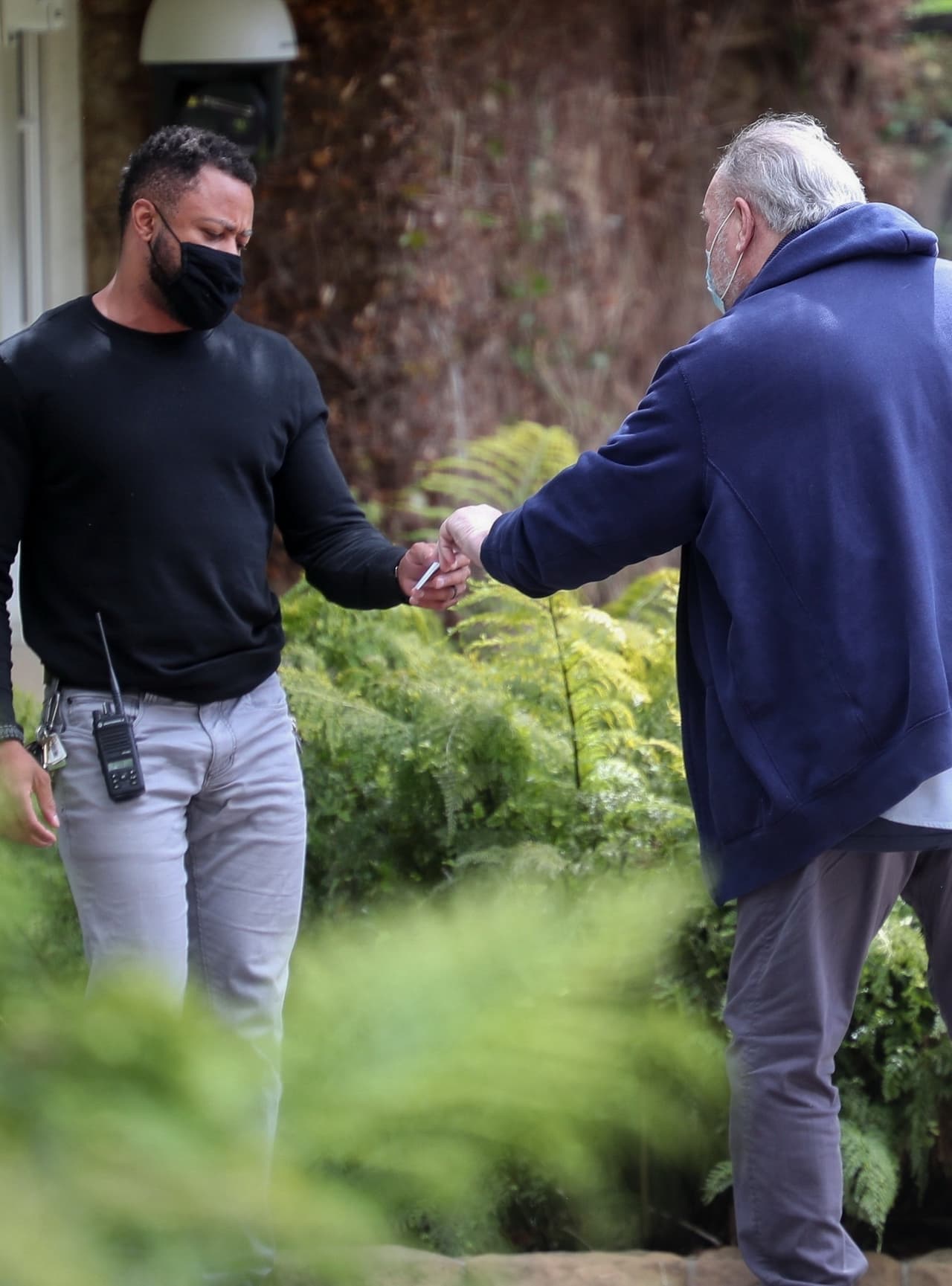 Afuera de la entrada de la casa de Oprah Winfrey, quien es vecina de la duquesa, se le vio a Thomas Markle entregar un documento a uno de los guardias de seguridad. 
<br>