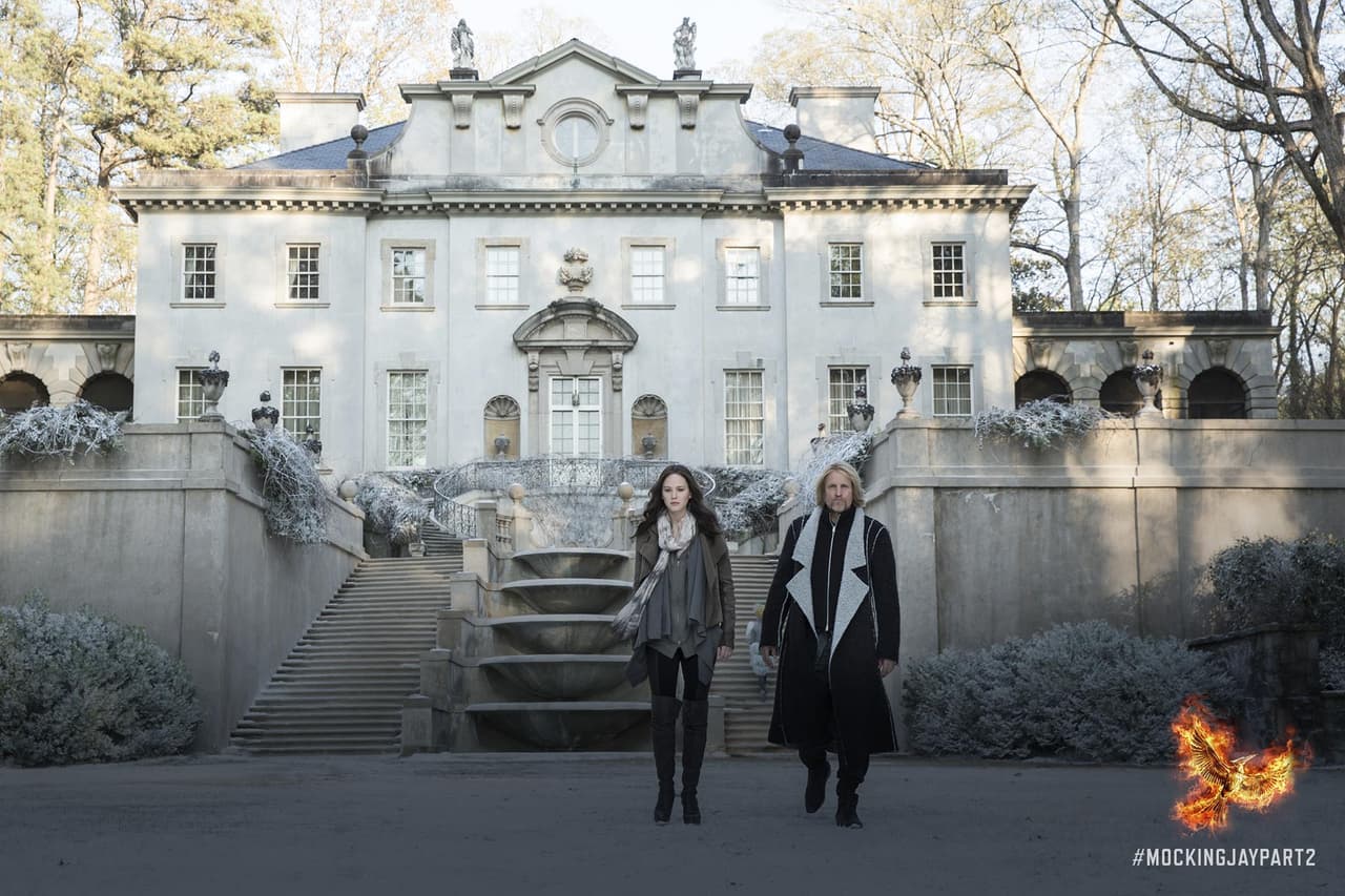 La estructura fue utilizada como la mansión del presidente Snow durante toda la trilogía.
<br>
<br>
<b><a href="https://www.google.com/maps/place/Swan+House+at+Atlanta+History+Center/@33.8426251,-84.3868549,15z/data=!4m5!3m4!1s0x0:0xf06715b649b38db!8m2!3d33.8425776!4d-84.3867834">Cómo llegar</a></b>