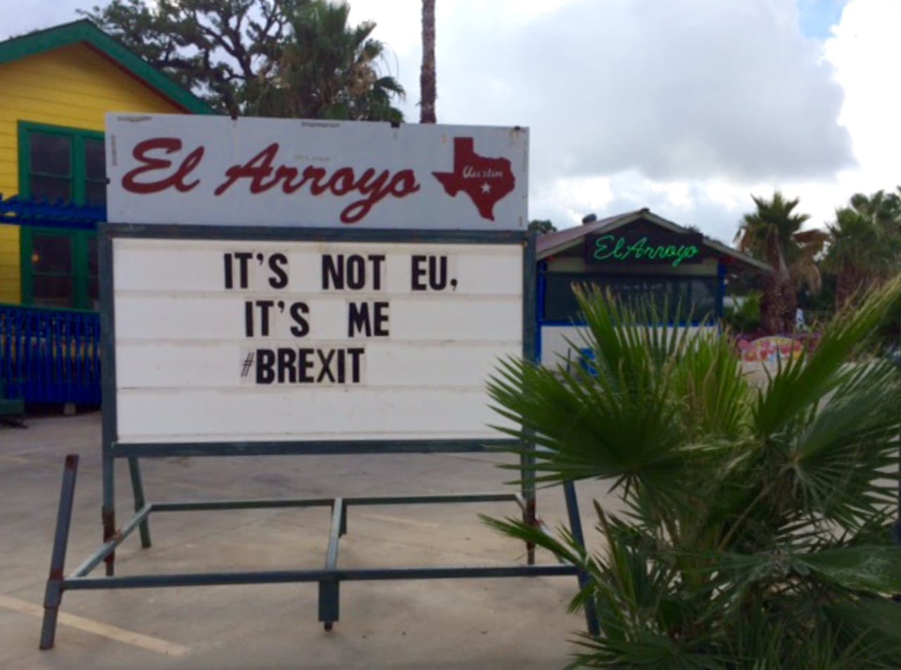 Los juguetones mensajes o bromas hacen referencia a la cotidianidad, el gusto por la comida y/o hechos actuales de cultura pop, política, deportes, conmemoraciones, naturaleza y hasta el clima.