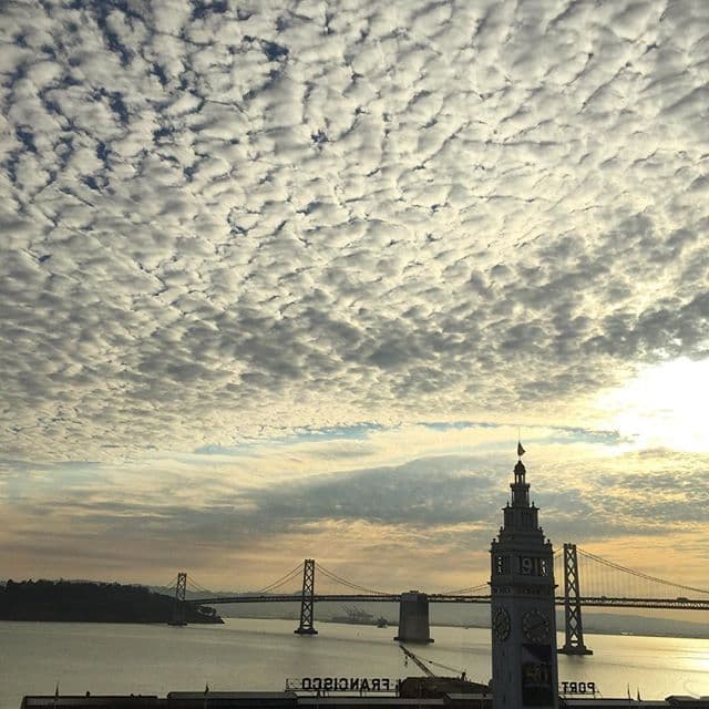 El cielo del área de la bahía fue compartido por decenas de usuarios de redes sociales.