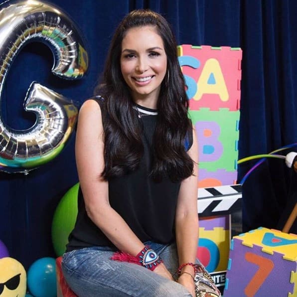 <b><a href="http://www.univision.com/temas/giselle-blondet" target="_blank">Giselle Blondet</a></b>, la host de
<b><a href="http://www.univision.com/shows/pequenos-gigantes#rel" target="_blank">Pequeños Gigantes USA</a></b> puede presumir de tener una piel radiante, cabello luminoso y figura estilizada.