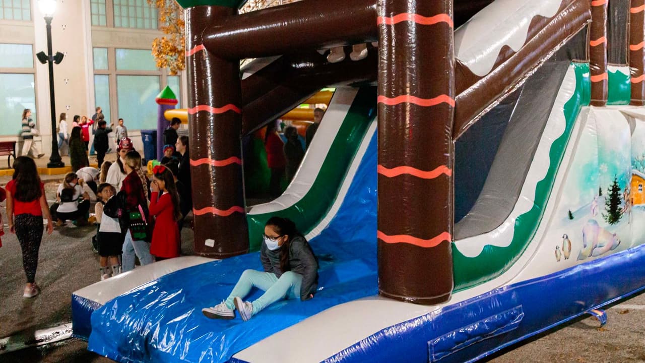 La aventura continúa con el tobogán Candyland, 
<b>donde cada curva revela delicias cubiertas de azúcar y magia festiva en cada dulce rincón</b>. Este emocionante tobogán es la combinación perfecta de diversión y fantasía para aquellos 
<b>que buscan una experiencia verdaderamente única</b>.