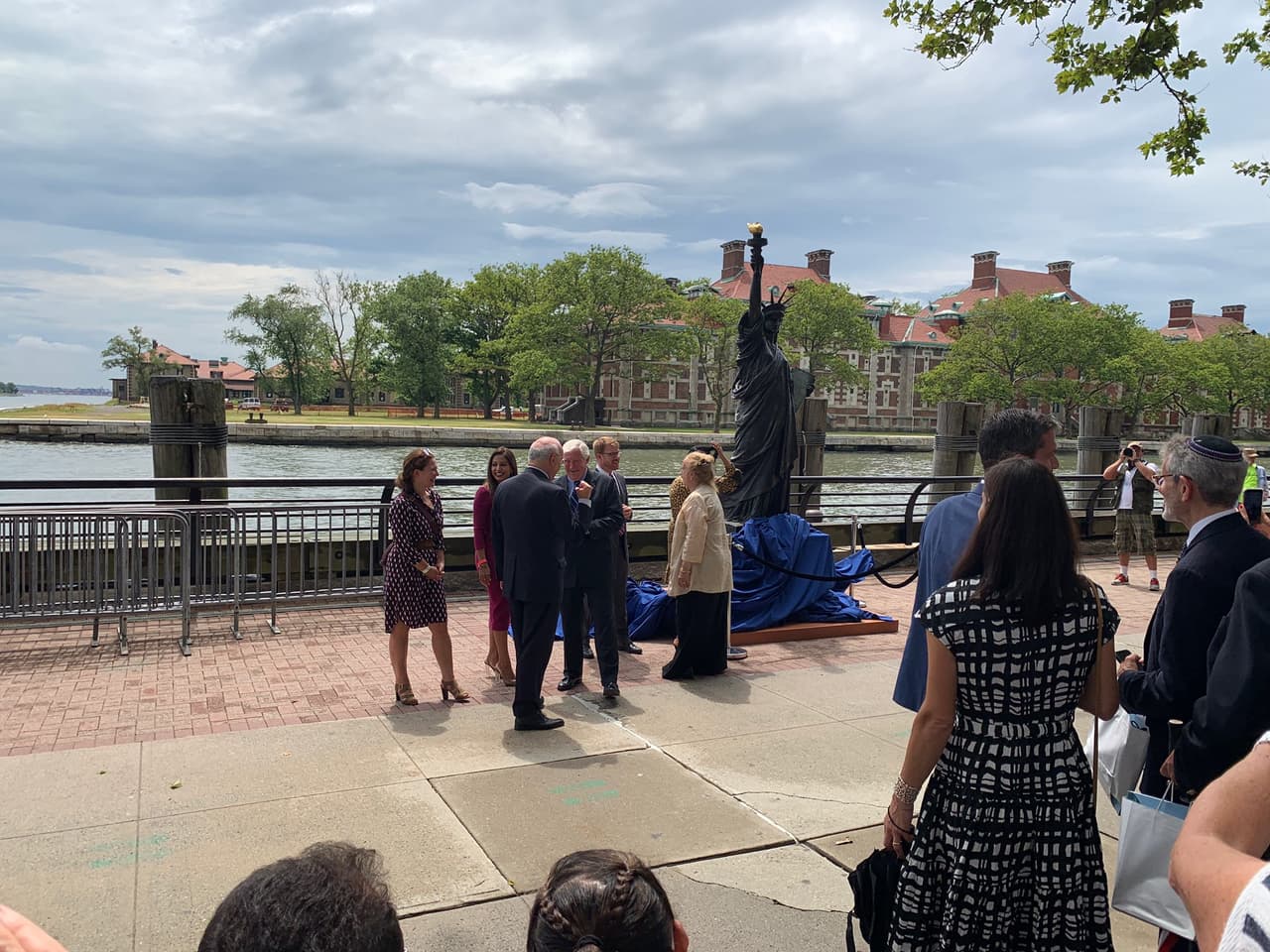 La escultura de 450 kilos y 9,3 pies ancló en el puerto de Elizabeth, Nueva Jersey, donde fue recibida por el gobernador Phil Murphy, el embajador de Francia en EE.UU., Philippe Etienne, y otros funcionarios.